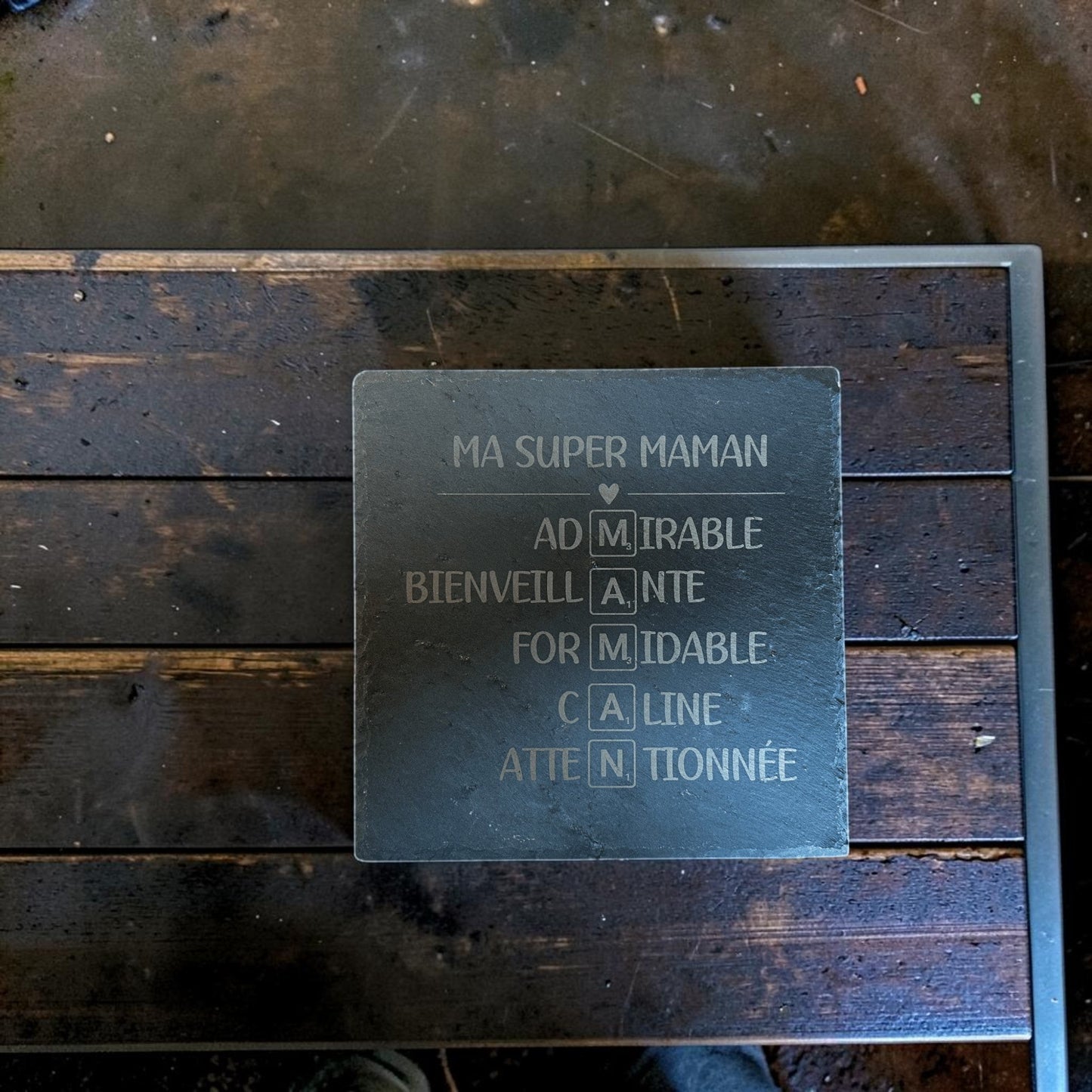 Dessous de plat en ardoise naturelle L'Atelier de Lylou avec gravure laser "Ma Super Maman" et mots inspirés du Scrabble.