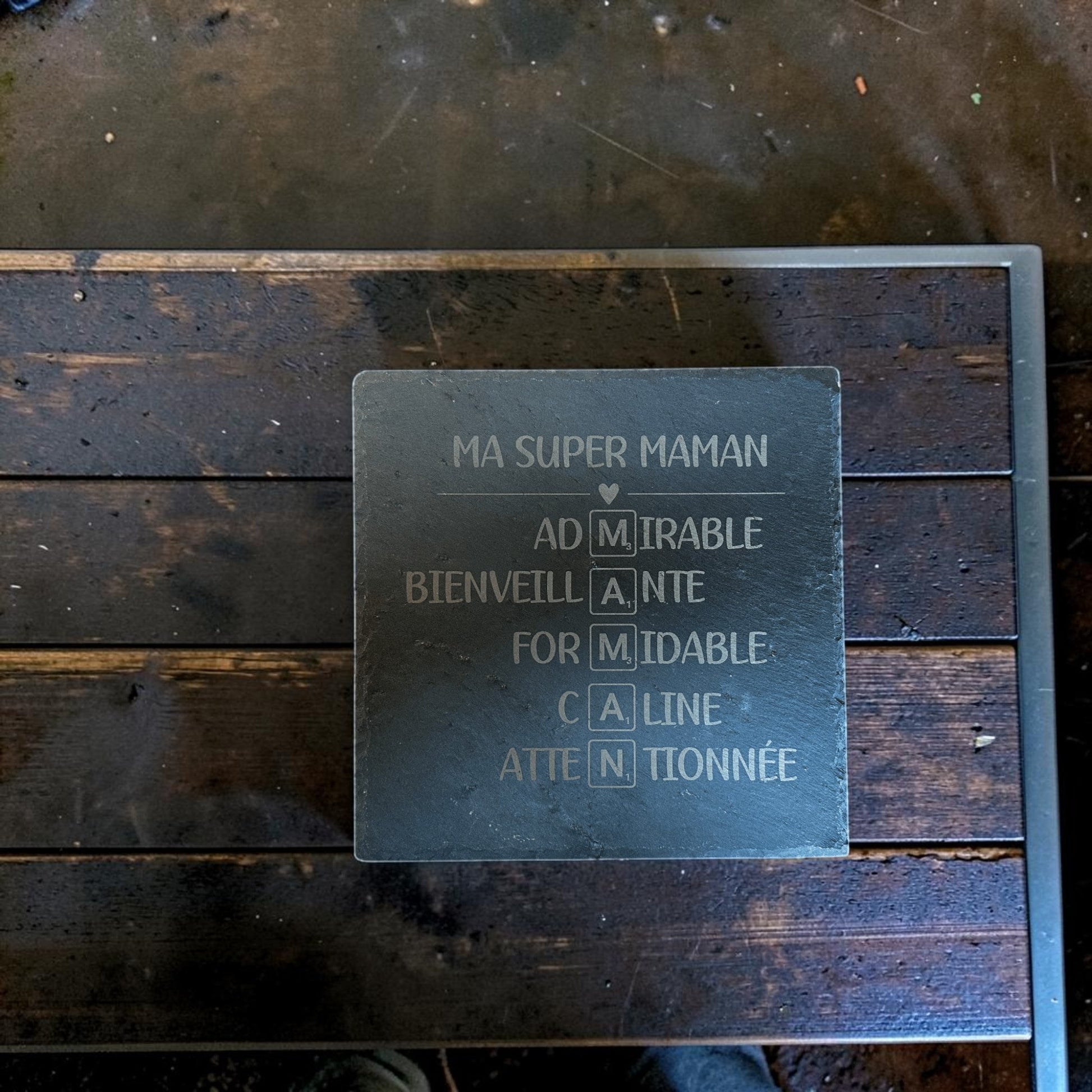 Dessous de plat en ardoise naturelle L'Atelier de Lylou avec gravure laser "Ma Super Maman" et mots inspirés du Scrabble.