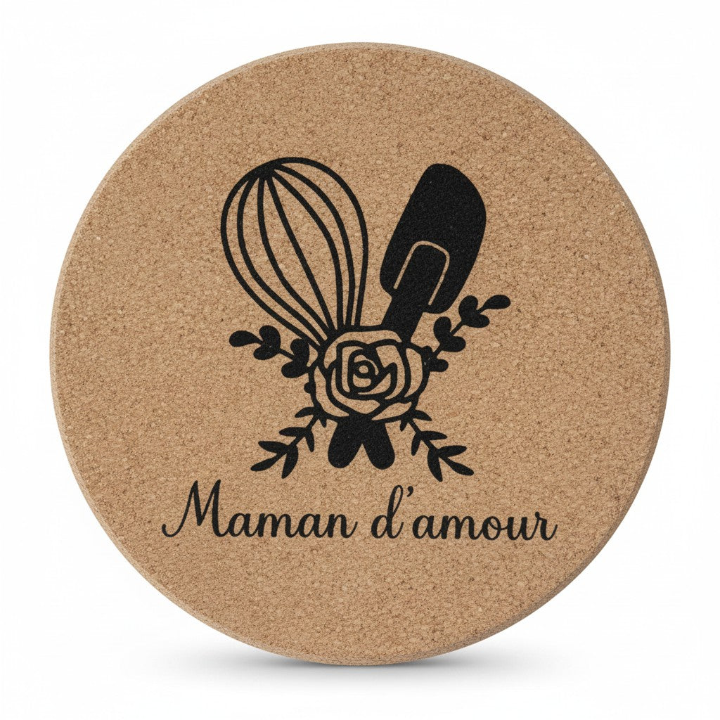 Dessous de plat rond en liège naturel gravé "Maman d'amour" avec fouet, spatule et rose. L'Atelier de Lylou.