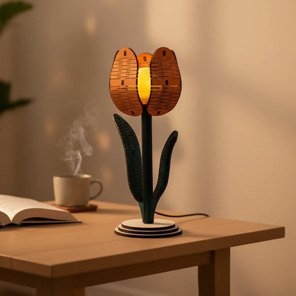 Lampe tulipe en bois naturel découpé au laser par L'Atelier de Lylou, avec des feuilles vert foncé, créant une ambiance chaleureuse.