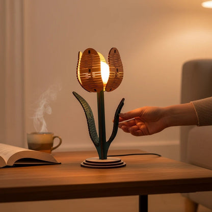 Lampe tulipe L'Atelier de Lylou en bois naturel découpé, avec des feuilles vertes, éclairage d'ambiance doux.