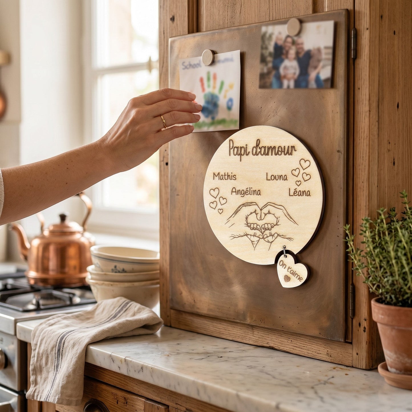 Magnet rond en bois L'Atelier de Lylou "Papi d'amour" personnalisé avec prénoms et cœur "On t'aime"