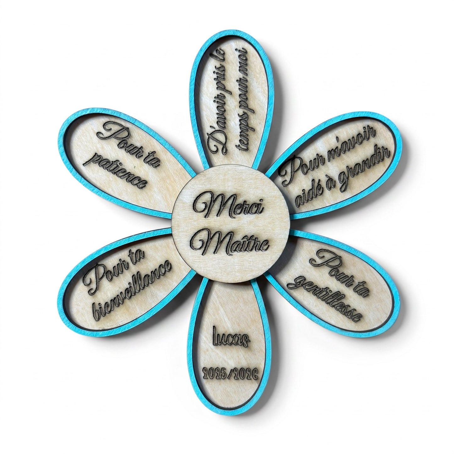 Magnet L'Atelier de Lylou en forme de fleur en bois, personnalisé avec "Merci Maître", prénom et année scolaire. Idéal cadeau fin d'année.