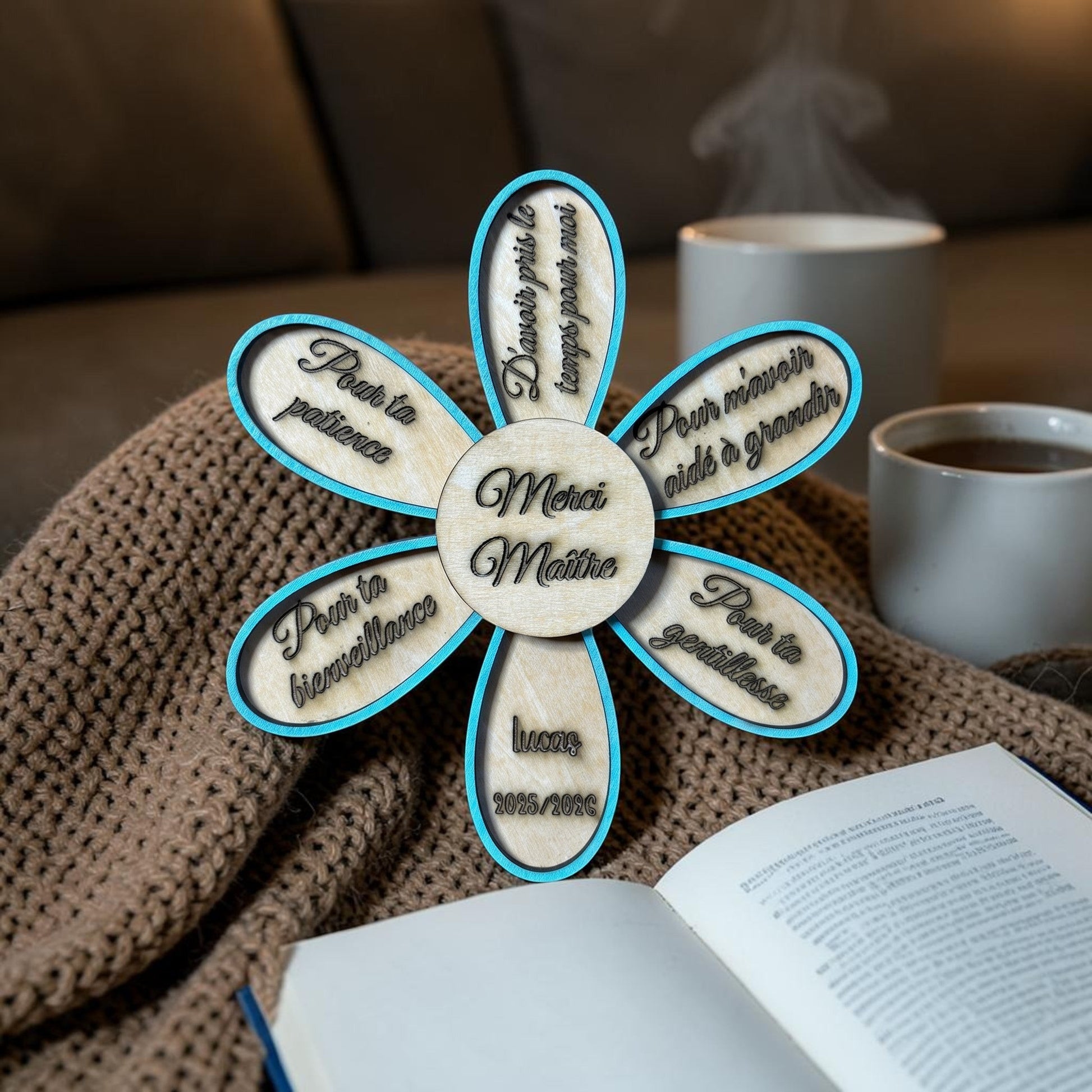 Magnet fleur en bois personnalisé L'Atelier de Lylou, cadeau de fin d'année pour maître, avec messages "Merci Maître", "Lucas", "2025/2026", "Pour ta patience", "Pour ta bienveillance", "D'avoir pris le temps pour moi", "Pour m'avoir aidé à grandir", "Pour ta gentillesse".