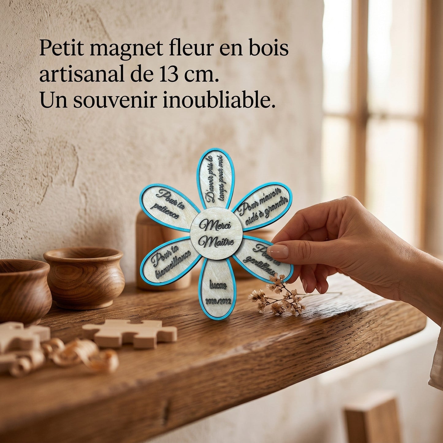 Magnet fleur en bois L'Atelier de Lylou personnalisé pour un maître, avec des mots doux sur les pétales et le prénom Lucas.