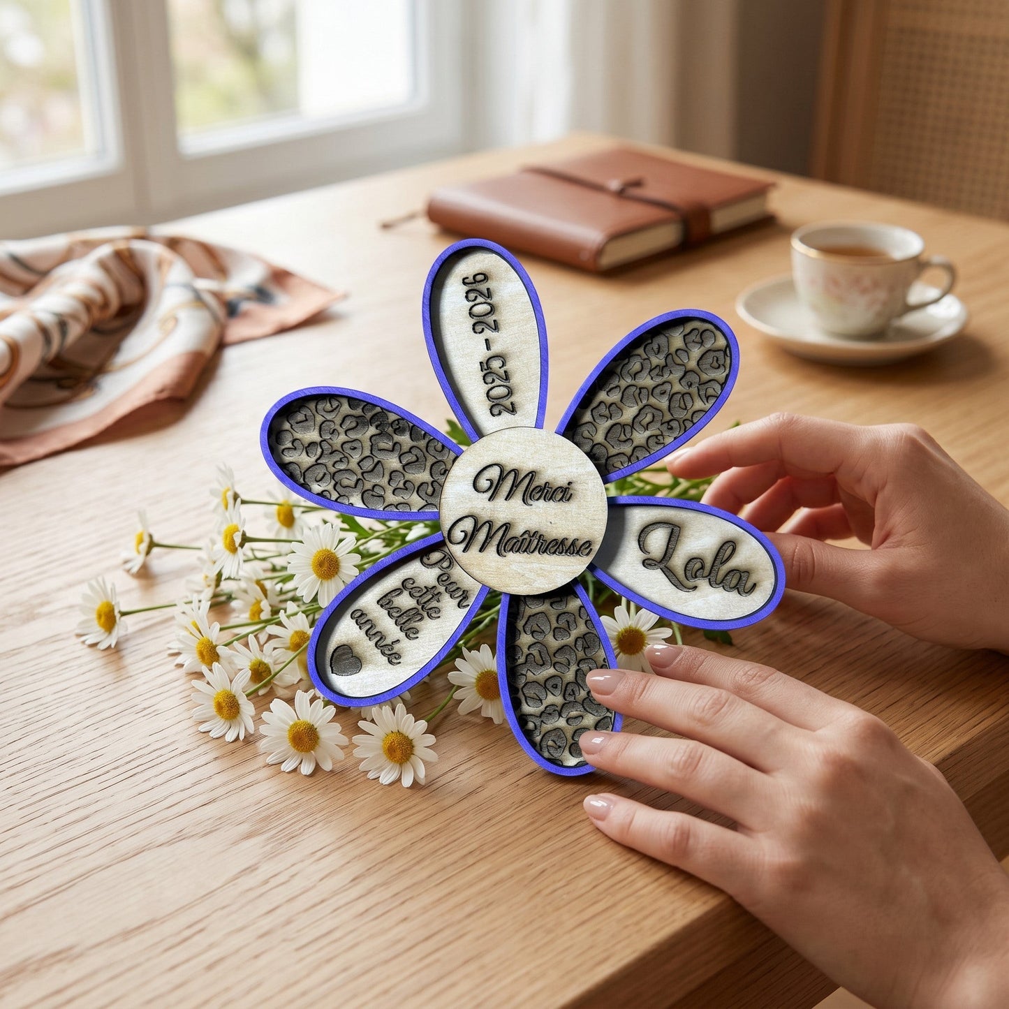 Magnet fleur en bois L'Atelier de Lylou personnalisé pour maîtresse, avec prénom et année scolaire.