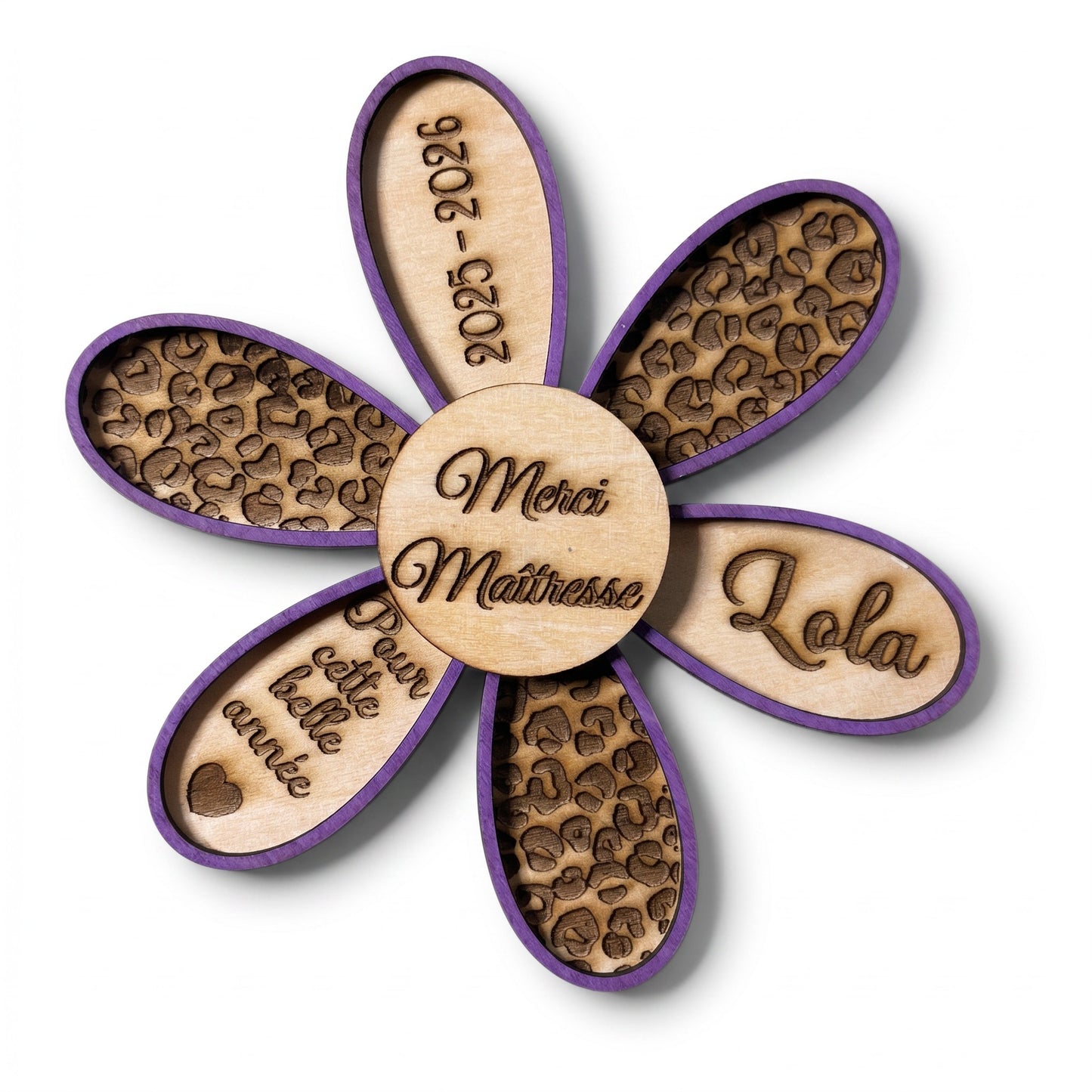 Magnet L'Atelier de Lylou en forme de fleur violette personnalisable avec "Merci Maîtresse Lola" et "2025-2026".