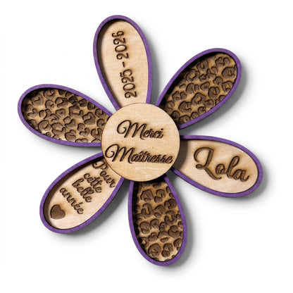 Magnet L'Atelier de Lylou en forme de fleur violette personnalisable avec "Merci Maîtresse Lola" et "2025-2026".