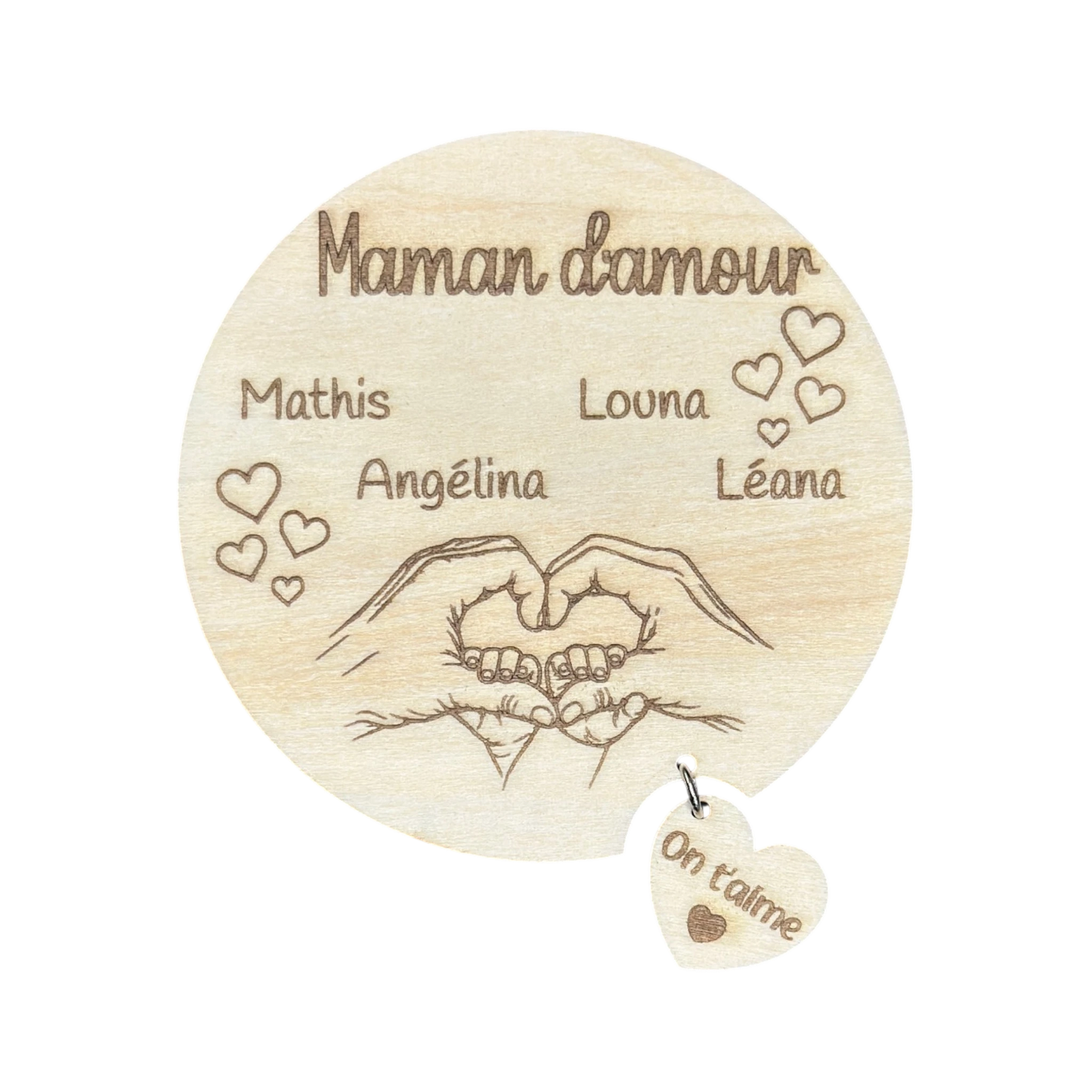 Magnet rond en bois L'Atelier de Lylou personnalisé avec "Maman d'amour", prénoms et mains en cœur. Cadeau unique.