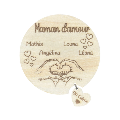Magnet rond en bois L'Atelier de Lylou personnalisé avec "Maman d'amour", prénoms et mains en cœur. Cadeau unique.