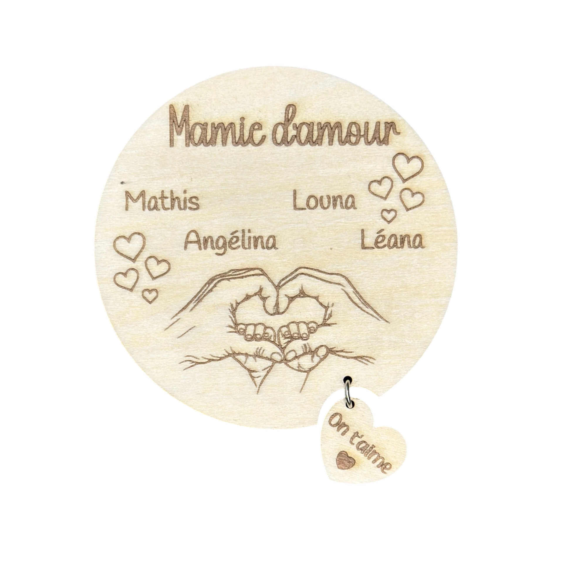 Magnet rond en bois L'Atelier de Lylou personnalisé avec prénoms, mains en cœur et petit cœur "On t'aime". Cadeau unique.