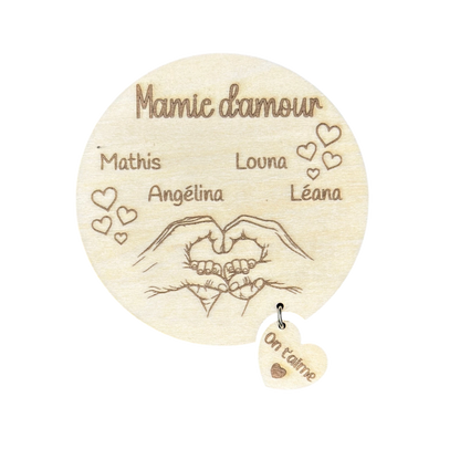 Magnet rond en bois L'Atelier de Lylou personnalisé avec prénoms, mains en cœur et petit cœur "On t'aime". Cadeau unique.