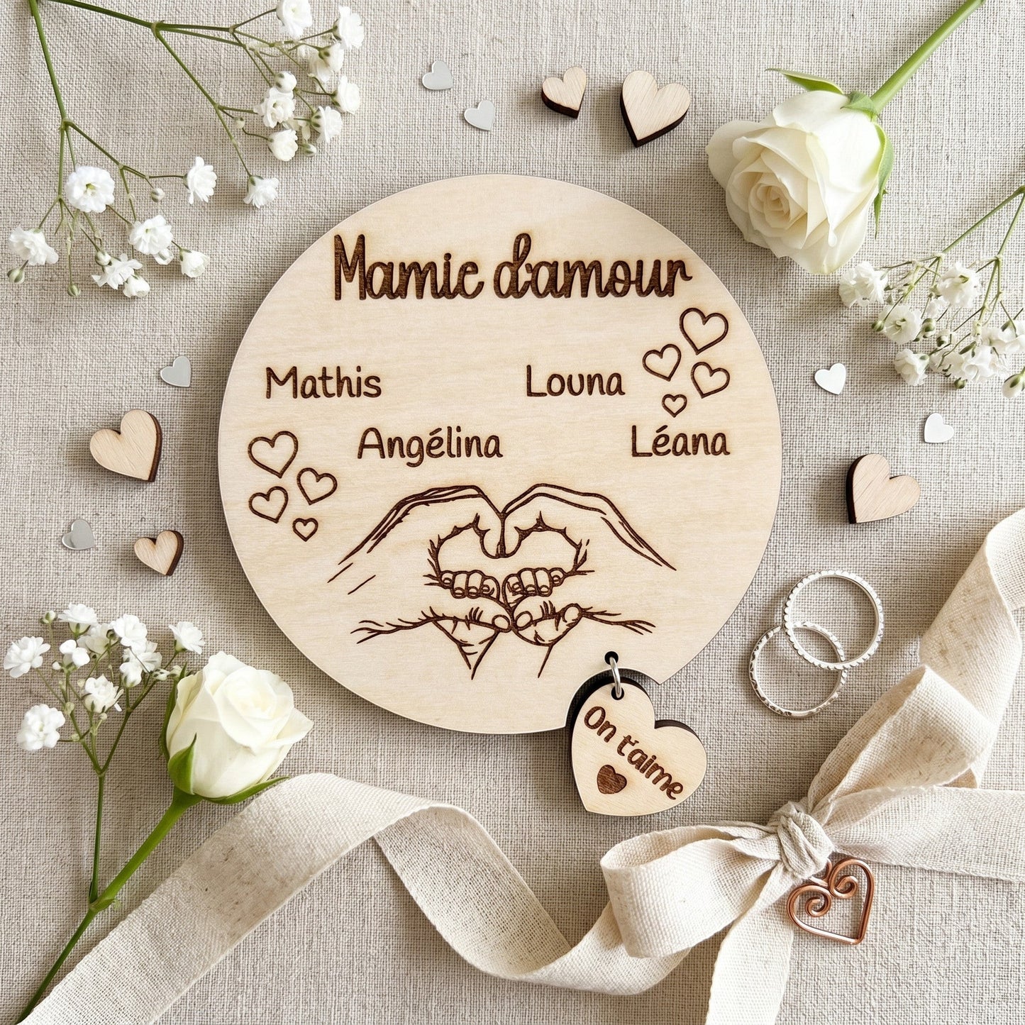 Magnet rond en bois personnalisé "Mamic d'amour" avec prénoms et mains en cœur, L'Atelier de Lylou