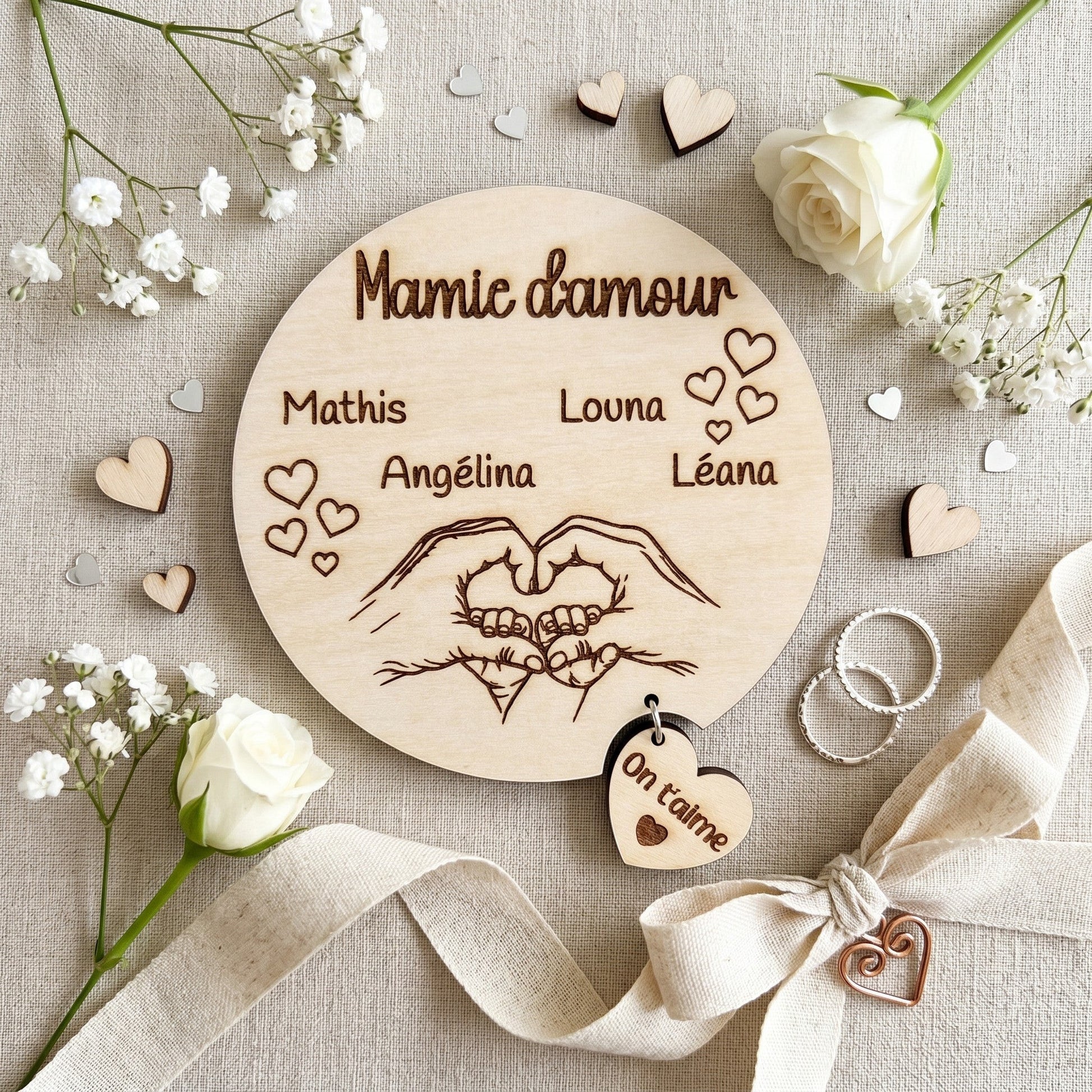 Magnet rond en bois personnalisé "Mamic d'amour" avec prénoms et mains en cœur, L'Atelier de Lylou