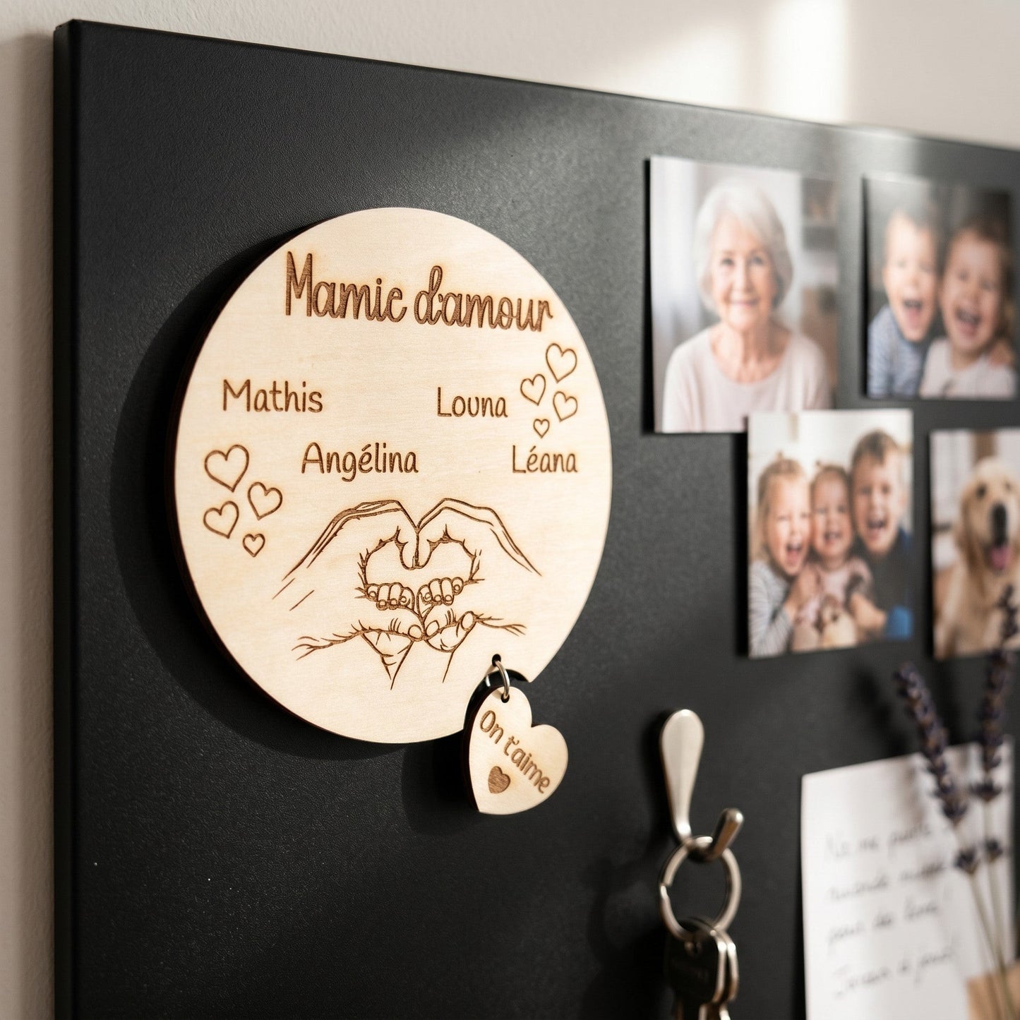 Magnet rond en bois personnalisé "Mamie d'amour" avec prénoms, mains en cœur et petit cœur "On t'aime". L'Atelier de Lylou.