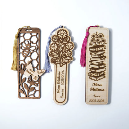 L'Atelier de Lylou : 3 marque-pages personnalisés en bois gravé, avec motifs abeille, fleurs et livres, pompons colorés.