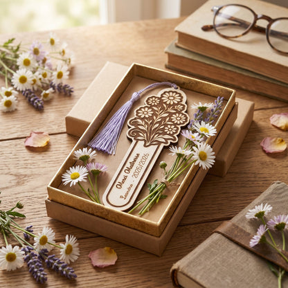 Marque-page en bois L'Atelier de Lylou gravé d'un bouquet de fleurs et d'un message personnalisé, avec pompon lilas.