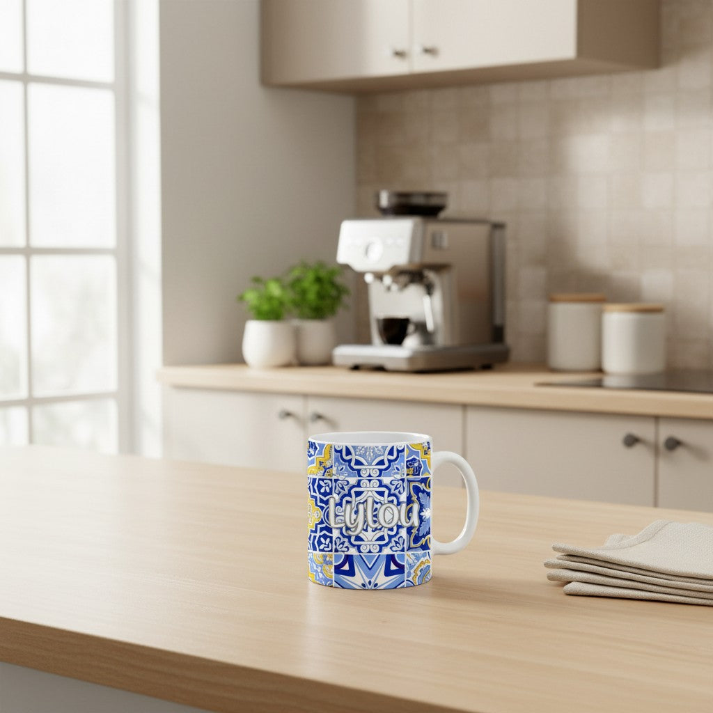Mug L'Atelier de Lylou personnalisable avec motif carrelage bleu et jaune, prénom "Lylou" écrit en blanc.