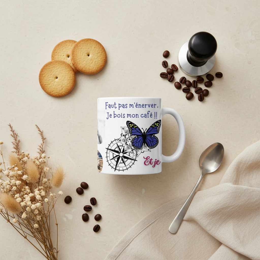 Mug blanc L'Atelier de Lylou personnalisable avec photos, texte "Faut pas m'énerver, je bois mon café !! Et je t'aime" et papillon bleu.