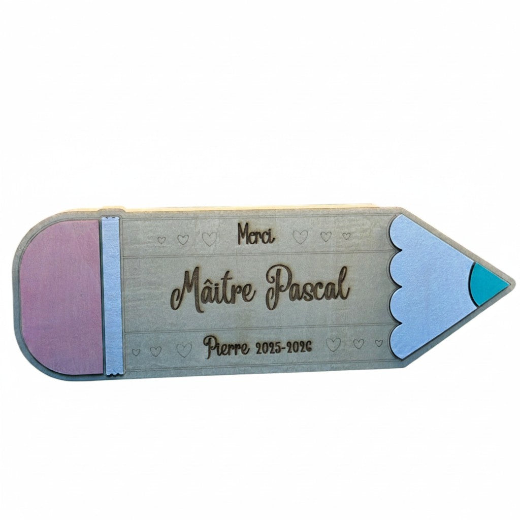 Organiseur de bureau L'Atelier de Lylou en bois, forme crayon géant, rose, bleu, gris, personnalisé "Maîtresse Nelly".