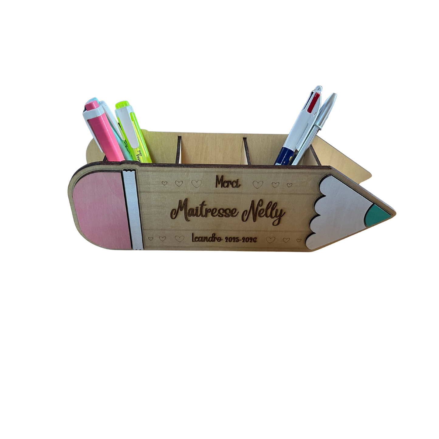 Organiseur de bureau en bois L'Atelier de Lylou en forme de crayon, personnalisé avec "Maîtresse Nelly" et "Leandro 2015-2026". Rose, blanc et vert.