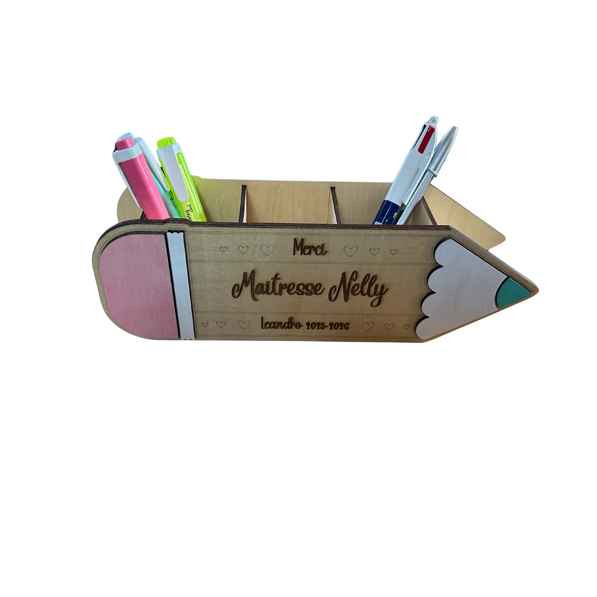 Organiseur de bureau en bois L'Atelier de Lylou en forme de crayon, personnalisé avec "Maîtresse Nelly" et "Leandro 2015-2026". Rose, blanc et vert.