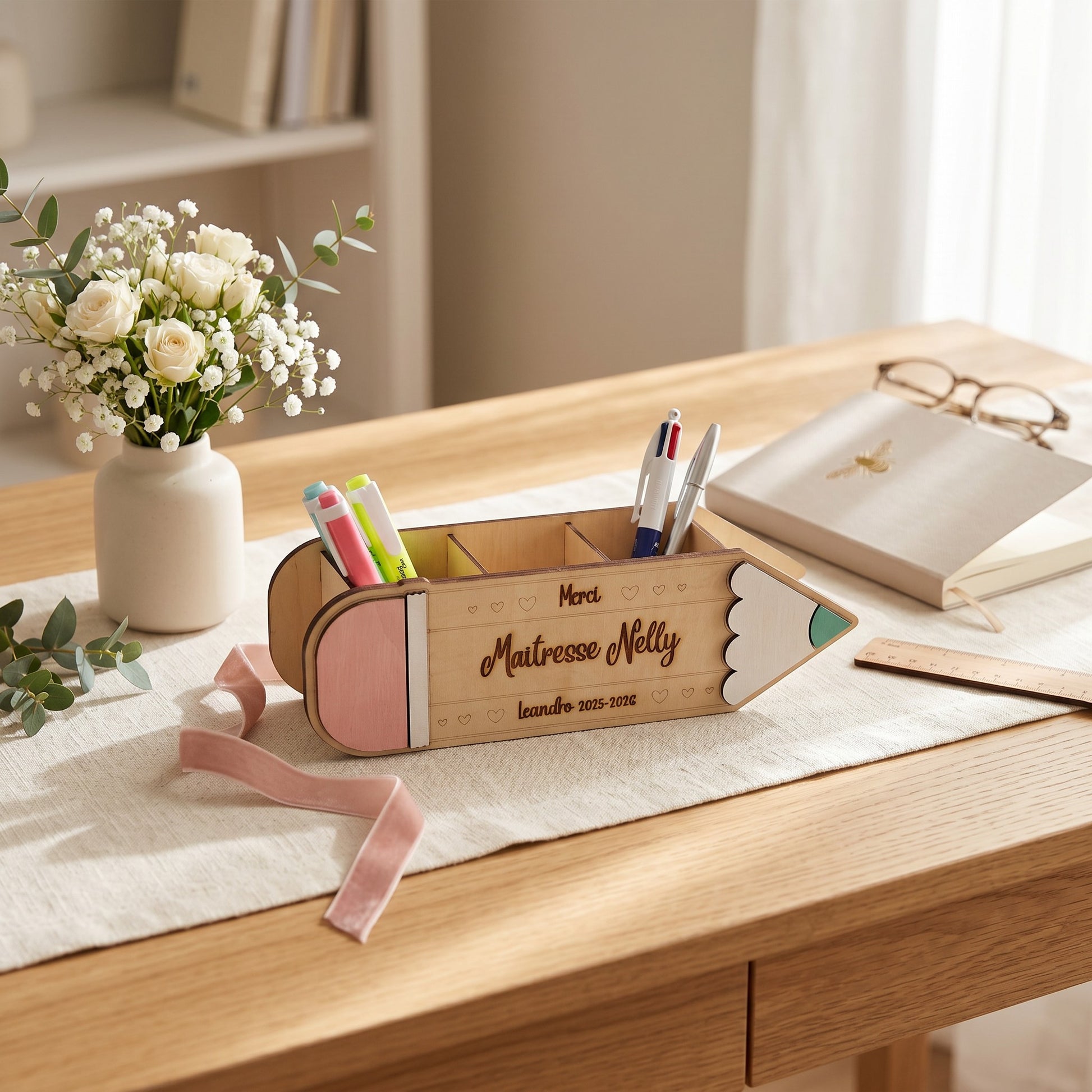 Organiseur de bureau en bois L'Atelier de Lylou en forme de crayon, personnalisé avec "Maîtresse Nelly" et "Leandro 2015-2016". Rose, blanc et vert.