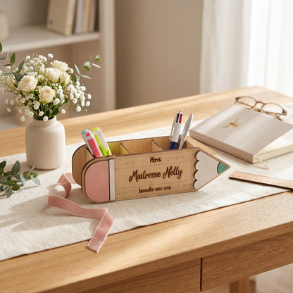 Organiseur de bureau en bois L'Atelier de Lylou en forme de crayon, personnalisé avec "Maîtresse Nelly" et "Leandro 2015-2016". Rose, blanc et vert.