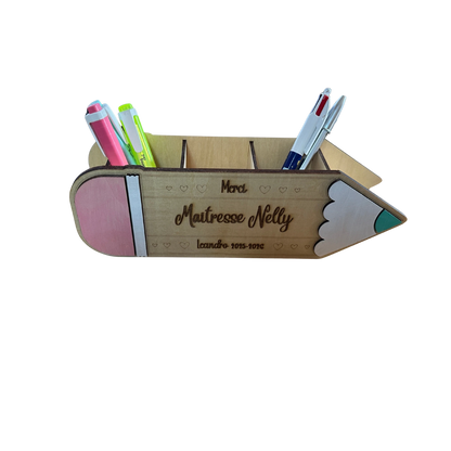 Organiseur de bureau en bois L'Atelier de Lylou en forme de crayon, personnalisé avec "Maîtresse Nelly" et "Leandro 2015-2026". Rose, blanc et vert.