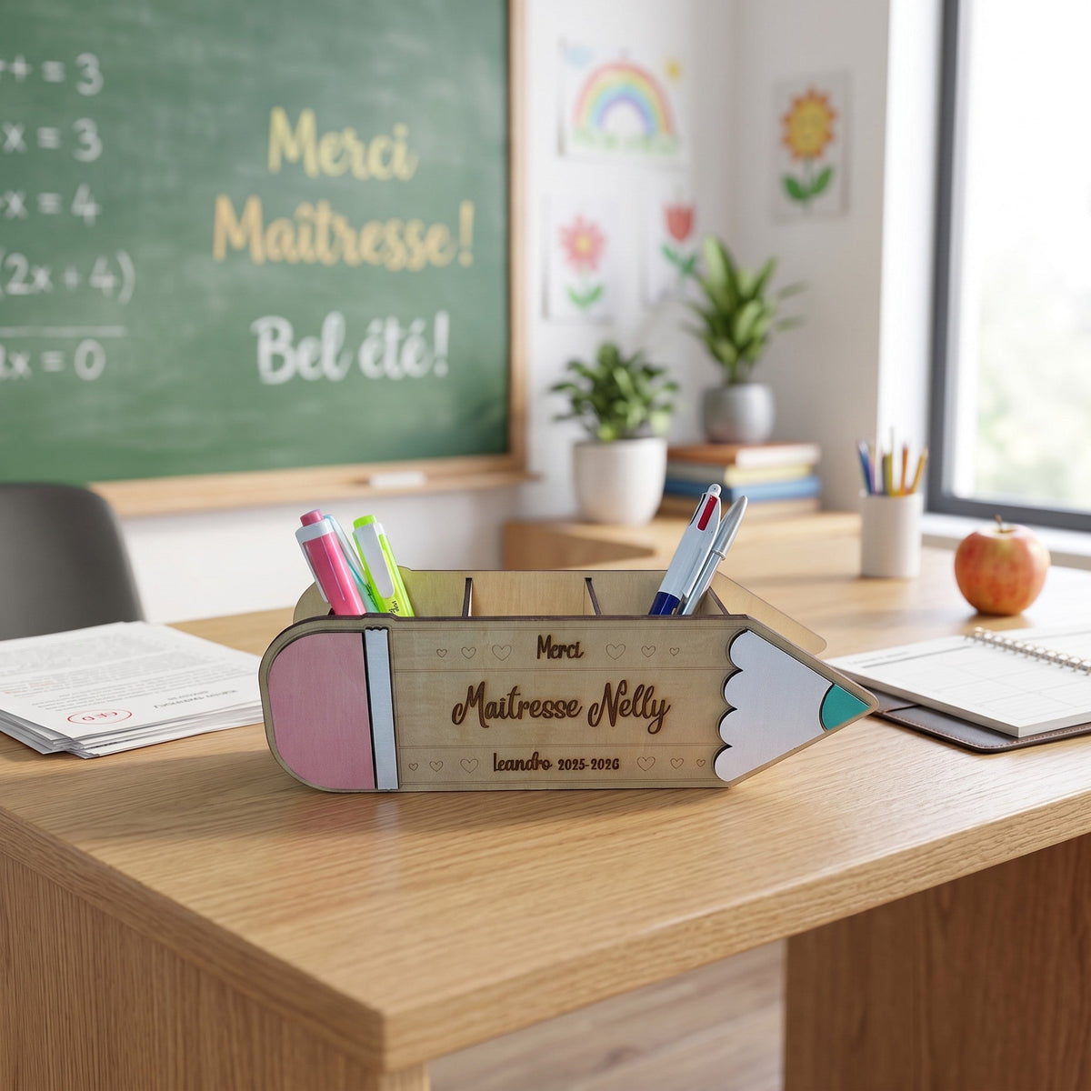 Organiseur de bureau en bois L'Atelier de Lylou en forme de crayon, personnalisé avec "Maîtresse Nelly" et "Leandro 2015-2016". Rose, blanc et vert.