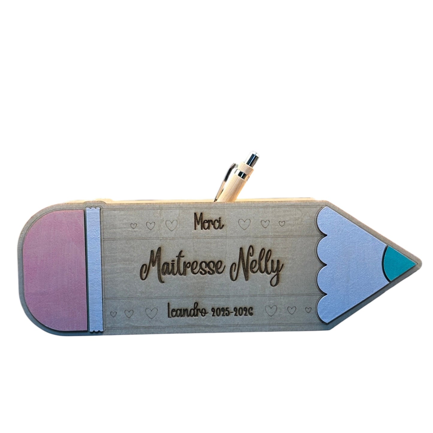 Organiseur de bureau L'Atelier de Lylou en bois, forme crayon, personnalisé avec "Maîtresse Nelly" et "Icandro 2025-2026", rose, bleu et bois naturel.