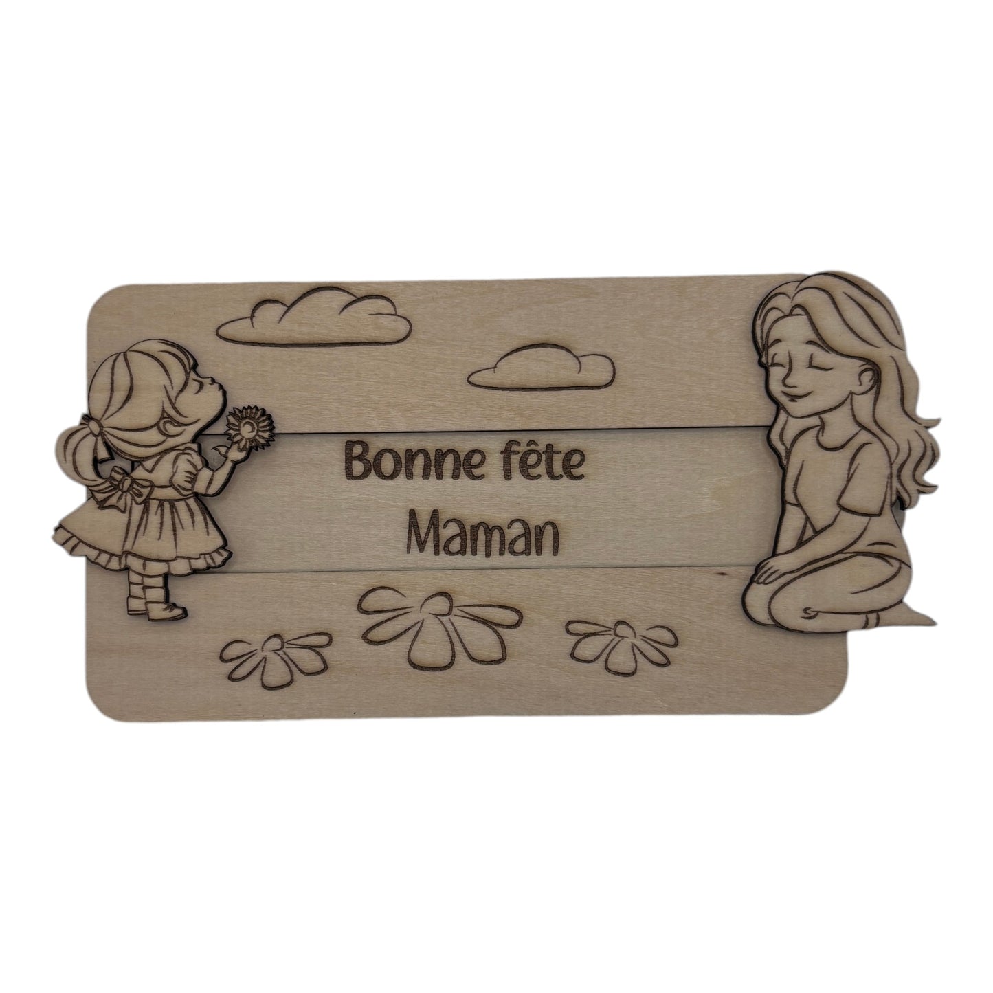 Plaque en bois "Bonne fête Maman" de L'Atelier de Lylou, avec une petite fille offrant une fleur et une femme assise, décorée de nuages et de marguerites.