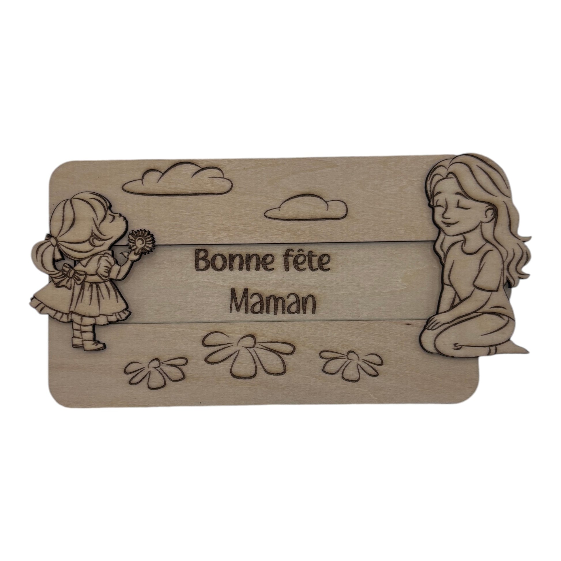 Plaque en bois "Bonne fête Maman" de L'Atelier de Lylou, avec une petite fille offrant une fleur et une femme assise, décorée de nuages et de marguerites.