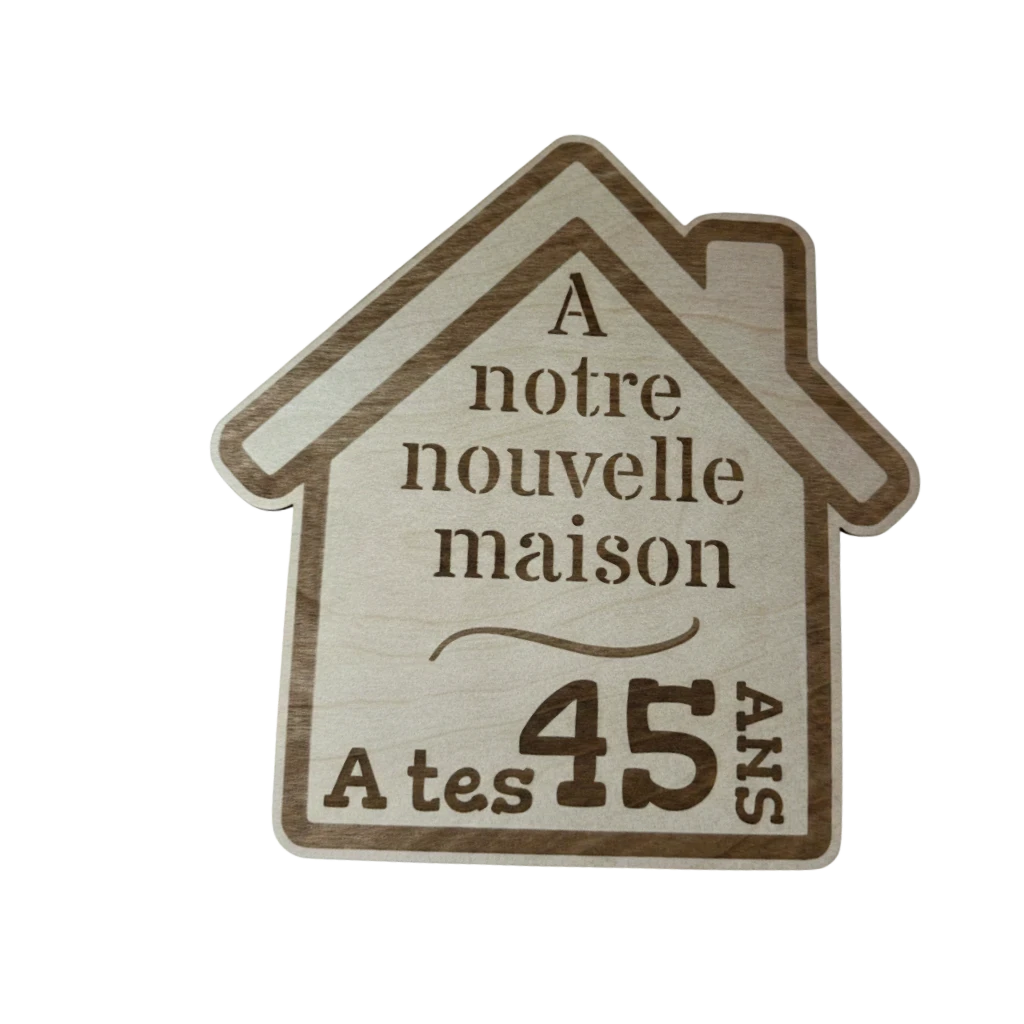 Plaque de mai en bois naturel L'Atelier de Lylou, forme maison, gravée "À notre nouvelle maison, à tes 45 ans"