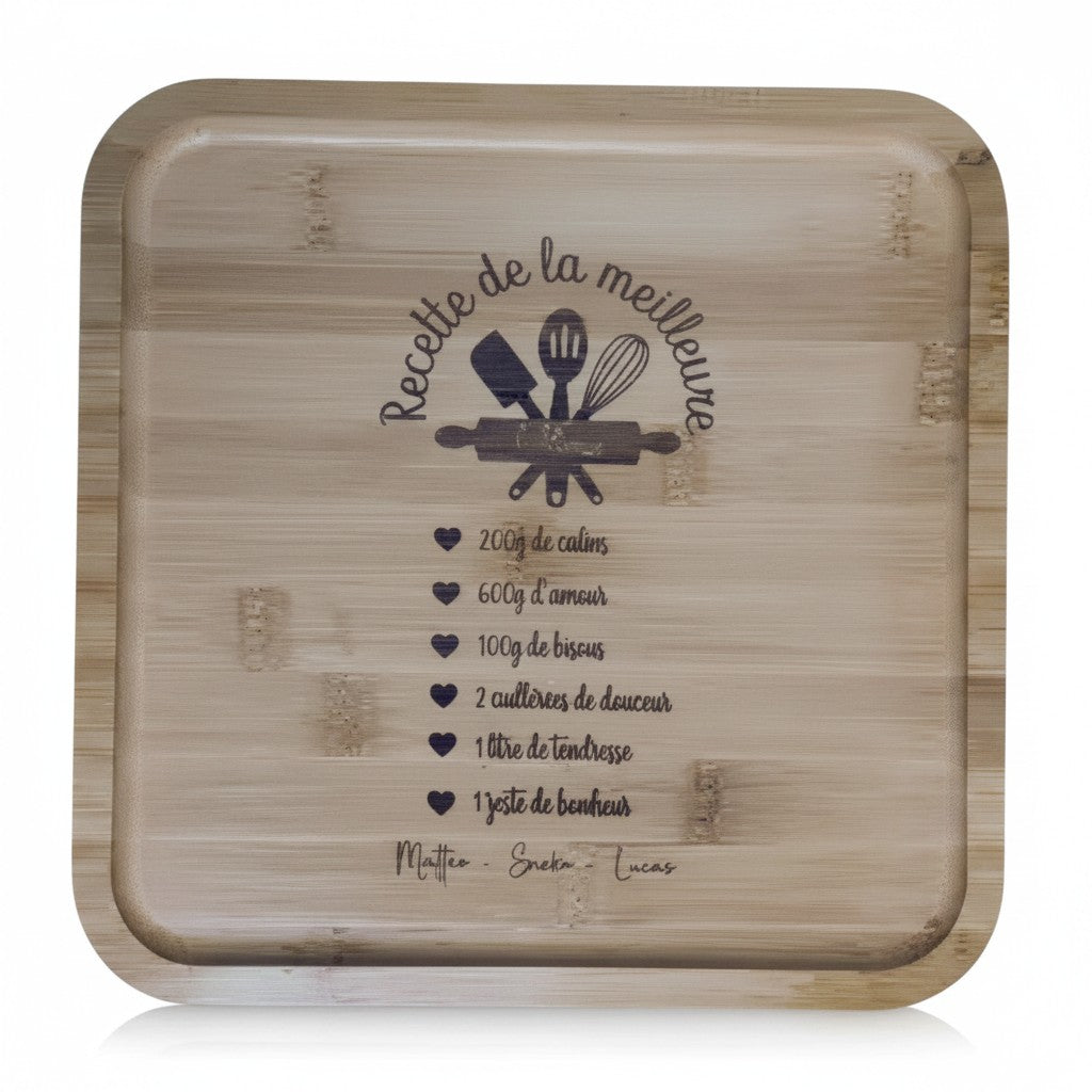 Plateau carré en bambou naturel L'Atelier de Lylou gravé "Recette de la meilleure maman" avec prénoms personnalisés.