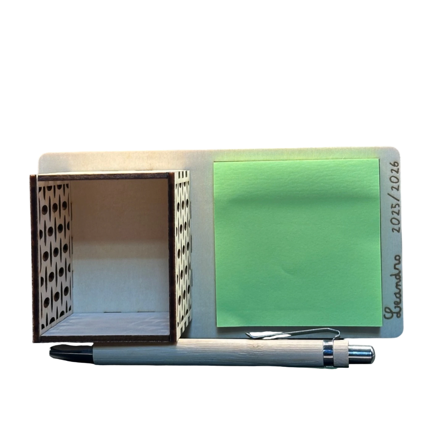 L'Atelier de Lylou Pot à crayons personnalisé en bois avec bloc-notes vert et stylo bambou gravé Leandro 2025/2026
