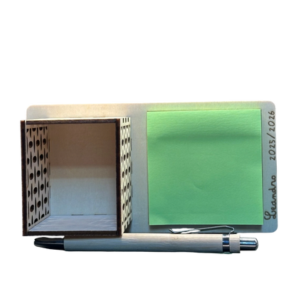L'Atelier de Lylou Pot à crayons personnalisé en bois avec bloc-notes vert et stylo bambou gravé Leandro 2025/2026