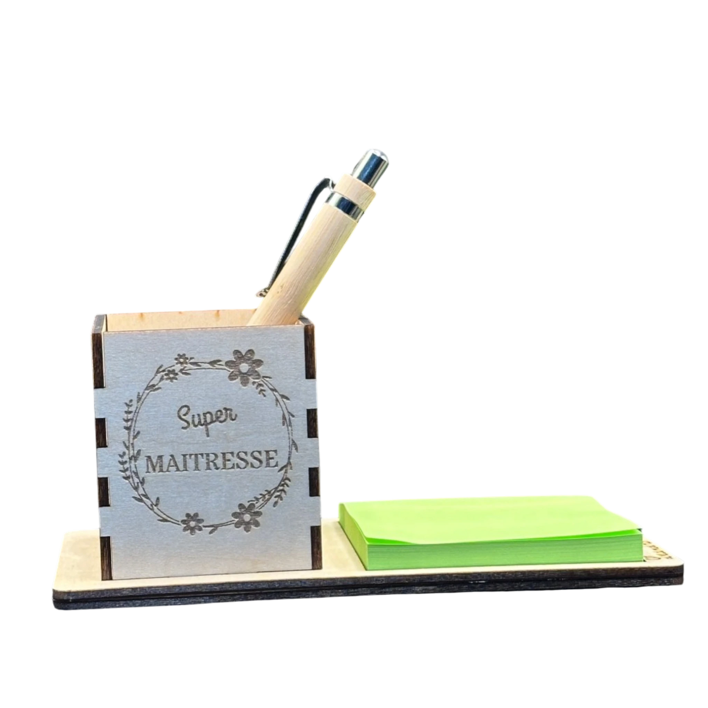 L'Atelier de Lylou - Pot à crayons en bois gravé "Super Maîtresse" avec bloc de notes vert et stylo en bambou.