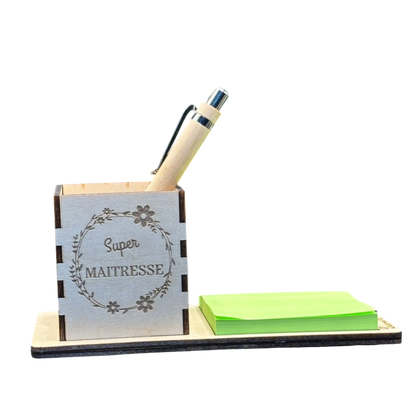 L'Atelier de Lylou - Pot à crayons en bois gravé "Super Maîtresse" avec bloc de notes vert et stylo en bambou.