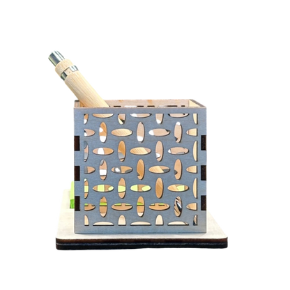L'Atelier de Lylou - Pot à crayons personnalisé en bois gravé, cadeau maîtresse, ATSEM, nounou, avec emplacement bloc notes.