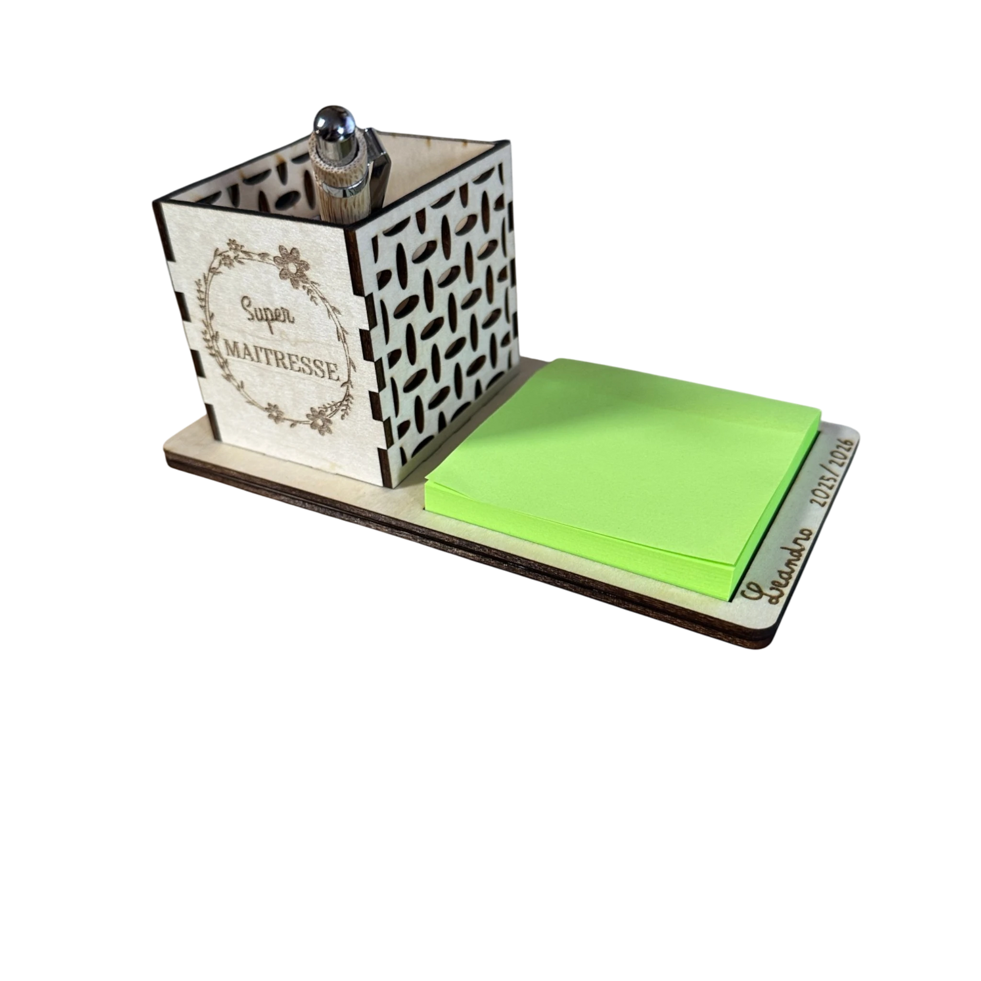 L'Atelier de Lylou - Pot à crayons en bois personnalisé "Super Maîtresse" avec bloc-notes vert et stylo.