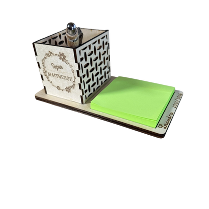 L'Atelier de Lylou - Pot à crayons en bois personnalisé "Super Maîtresse" avec bloc-notes vert et stylo.