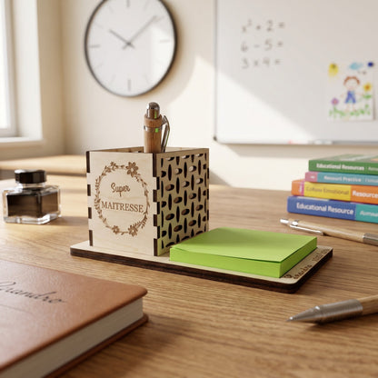 L'Atelier de Lylou : Pot à crayons en bois personnalisé "Super Maîtresse" avec bloc de notes et stylo en bambou.