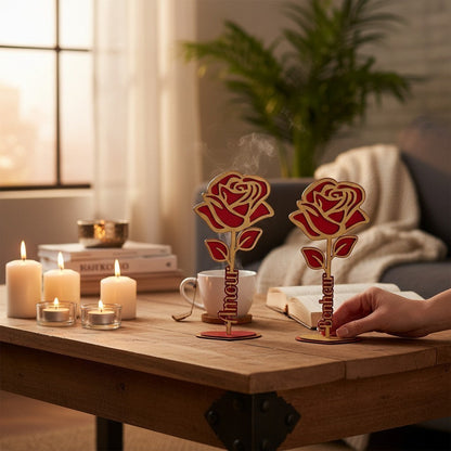L'Atelier de Lylou rose en bois rouge et dorée peinte à la main, avec inscription "Amour" ou "Bonheur" sur la tige.