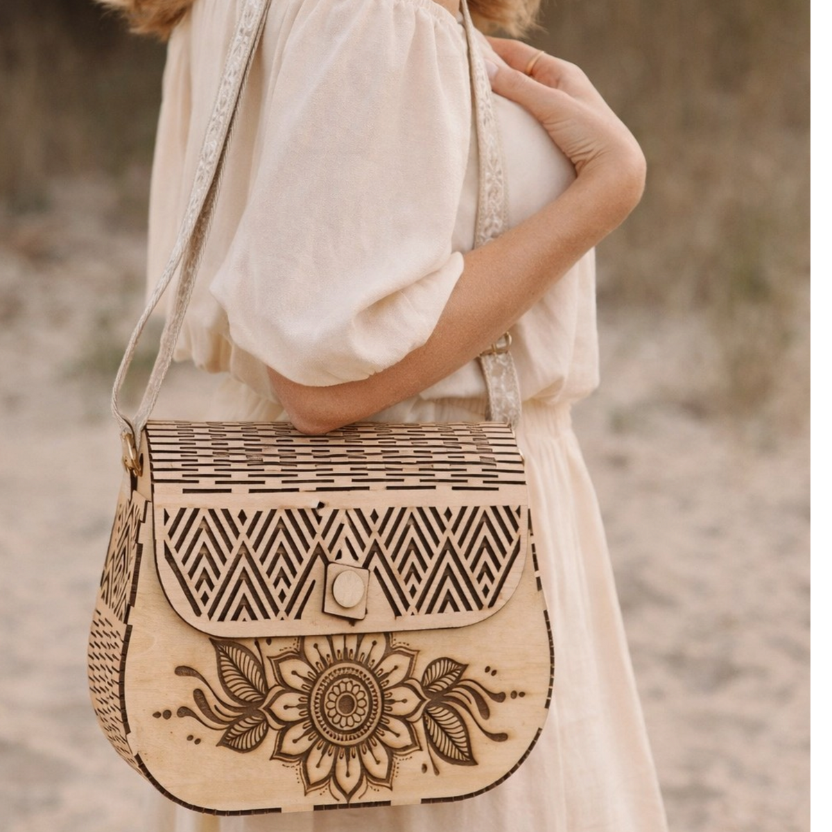 Sac à main L'Atelier de Lylou en bois de tilleul avec gravure florale et rabat géométrique porté à l'épaule