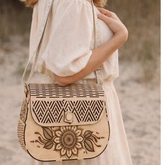 Sac à main L'Atelier de Lylou en bois de tilleul avec gravure florale et rabat géométrique porté à l'épaule
