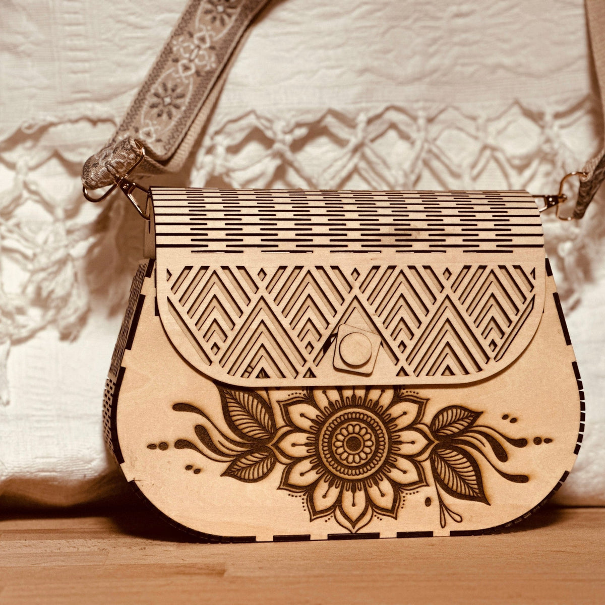 Sac à main L'Atelier de Lylou en bois de tilleul clair avec gravure florale et rabat géométrique ajouré bohème