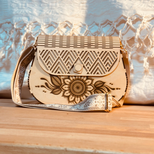 Sac à main L'Atelier de Lylou en bois de tilleul clair avec gravure florale, rabat géométrique et bandoulière tissée.