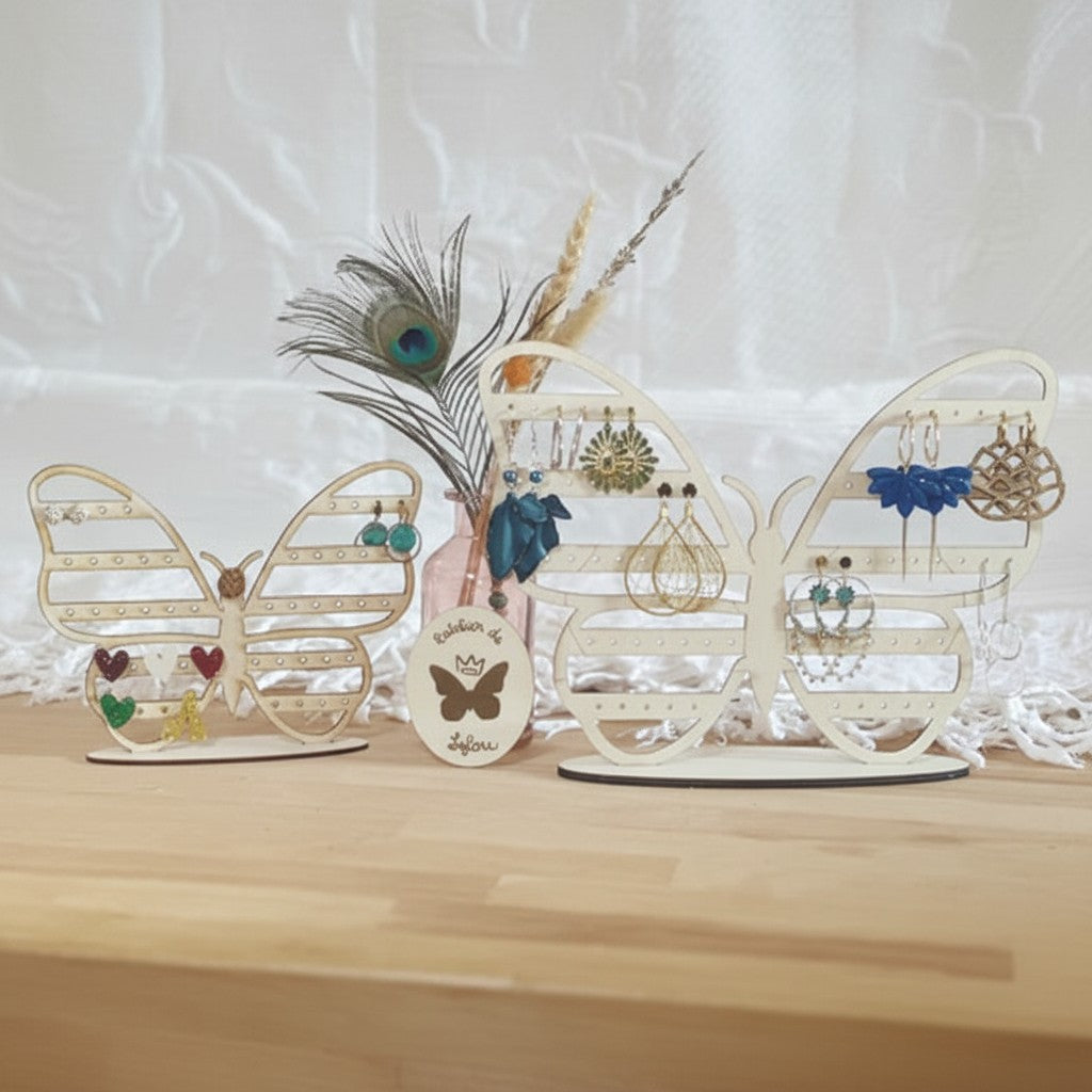L'Atelier de Lylou support à boucles d'oreilles papillon en bois ajouré, idéal pour organiser bijoux et pins. Disponible en 2 tailles.