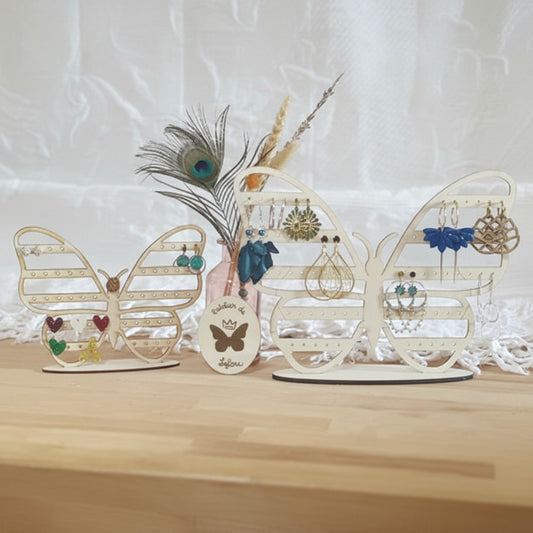 L'Atelier de Lylou support à boucles d'oreilles papillon en bois ajouré, idéal pour organiser bijoux et pins. Disponible en 2 tailles.